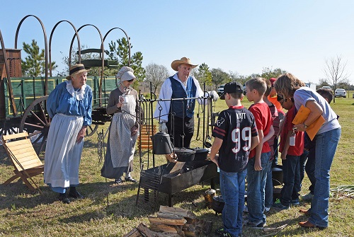 kids at chuckwagon demonstration